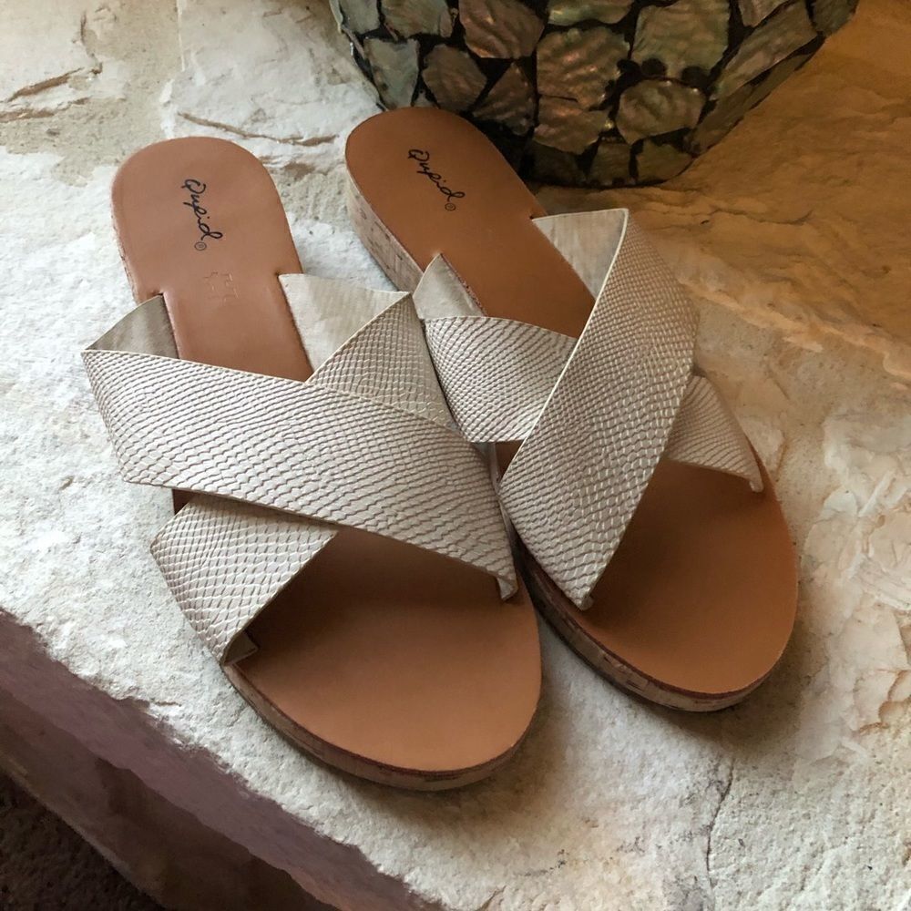 Qupid ivory crisscross slides sz 10